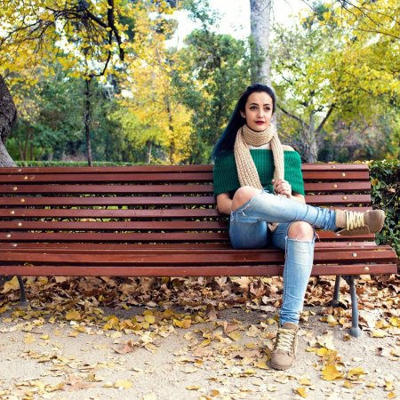 Девушка сидит на скамейке