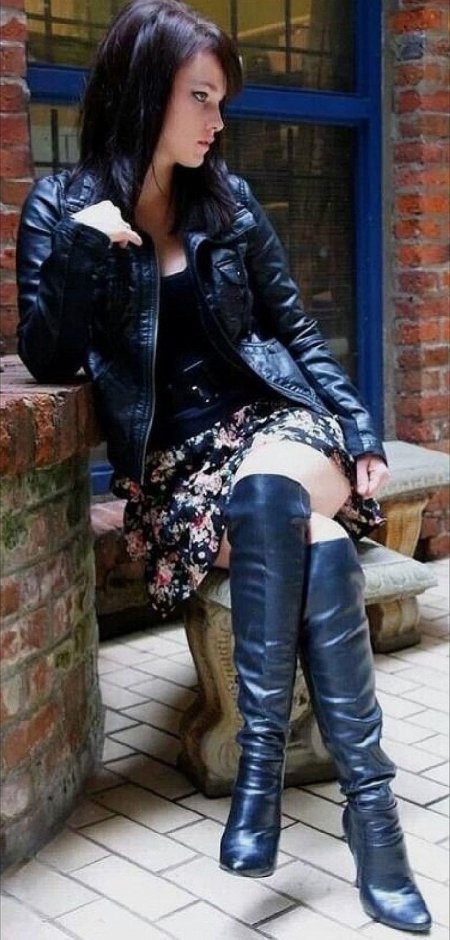 Девушки в кожаных сапогах