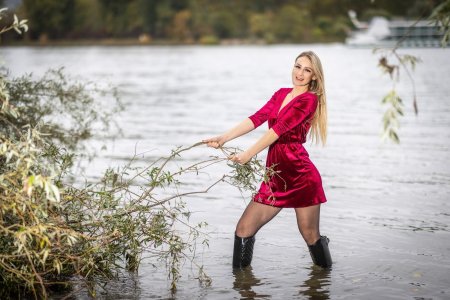 Девушка в резиновых сапогах