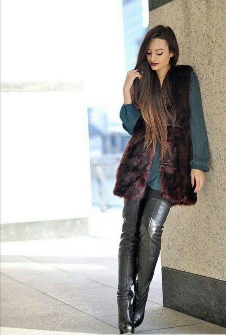 Девушка в длинных сапогах