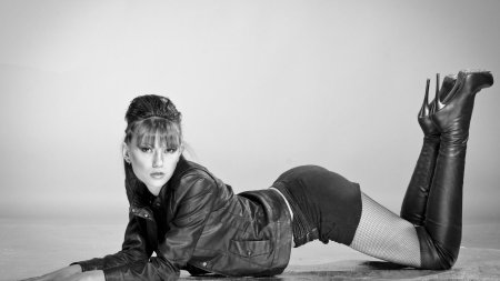 Девушки в чулках и сапогах