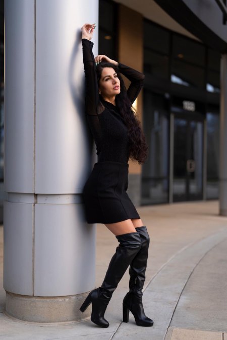 Брюнетка в ботинках
