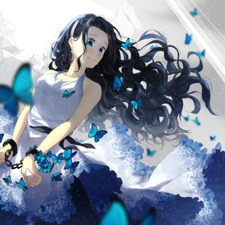 Девушка с черными волосами и голубыми глазами