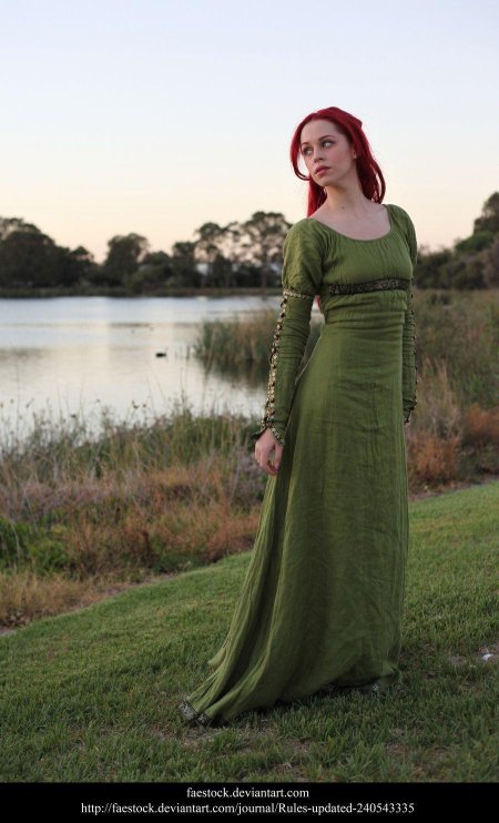 Средневековое платье зеленое