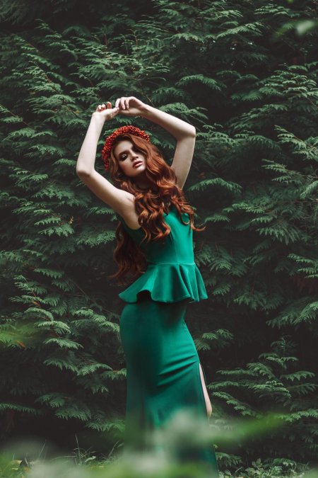 Рыжая девушка в зеленом платье