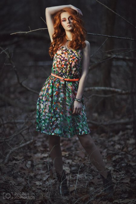 Рыжая девушка в платье