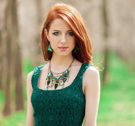 Рыжая девушка в зеленом платье