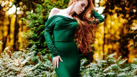 Девушка в зеленом платье