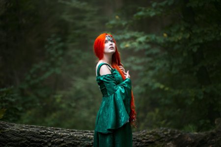 Рыжая в зеленом платье