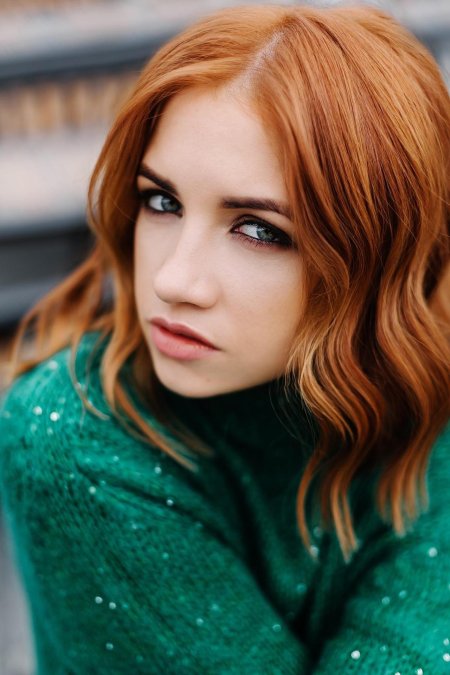 Девушка с рыжими волосами