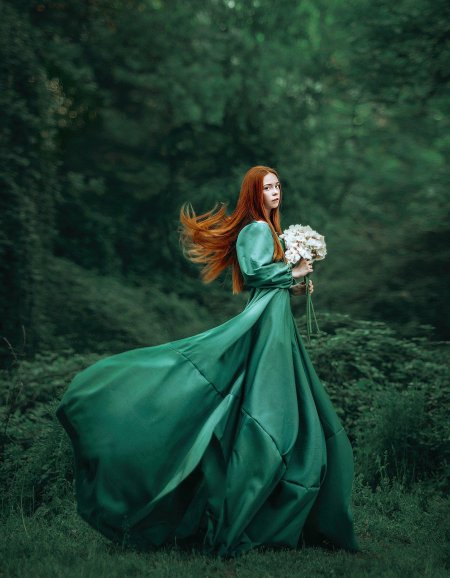 Рыжая в зеленом платье