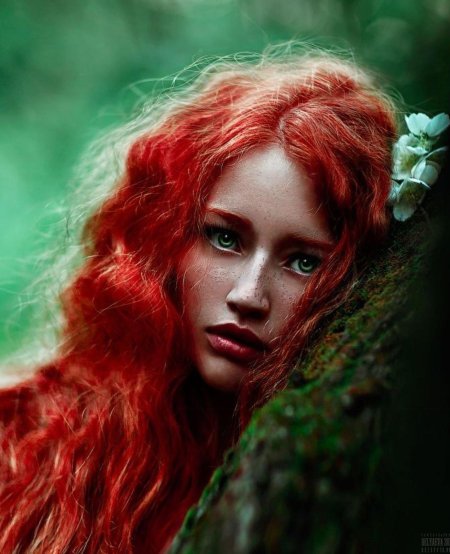 Ведьма с рыжими волосами