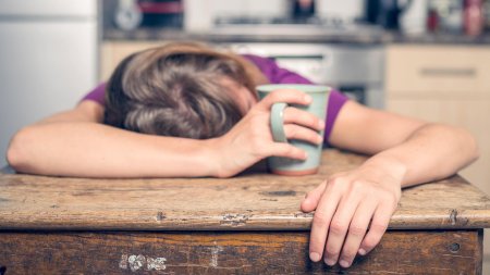 Уставшая девушка