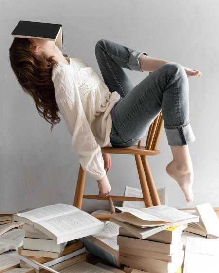 Девушка с книгами