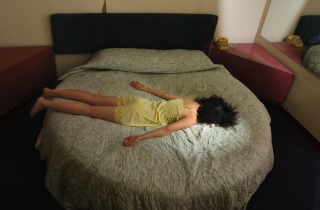 Девочка на кровати