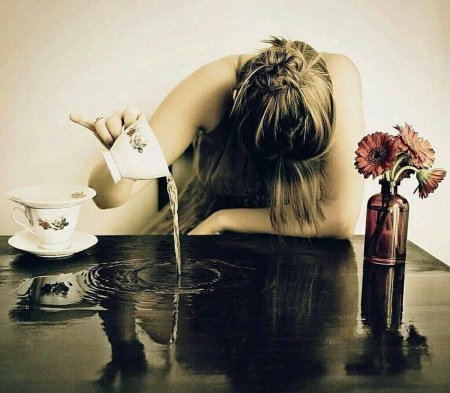 Уставшая девушка