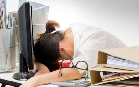 Уставшая девушка