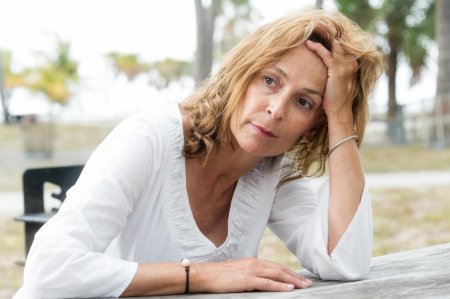 Грустная женщина средних лет