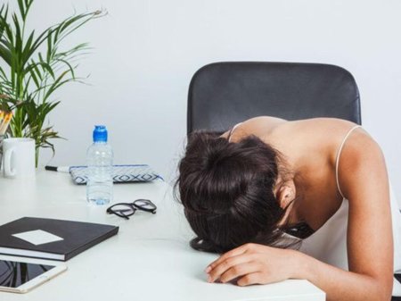 Уставшая девушка