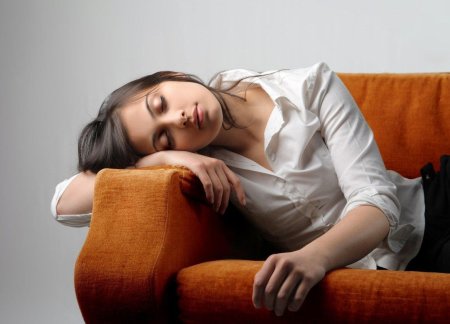 Лежа на диване