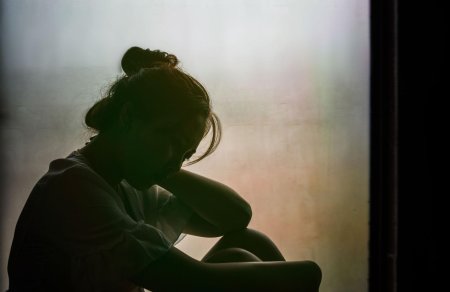 Грустная девушка