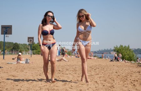 Красотки на городском пляже