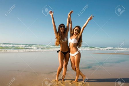 Красивая девушка на пляже