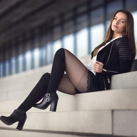 Красивая девушка в колготках