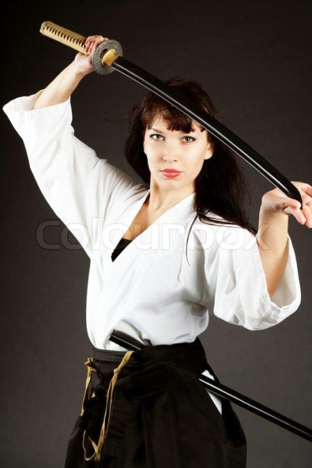 Девушка с катаной