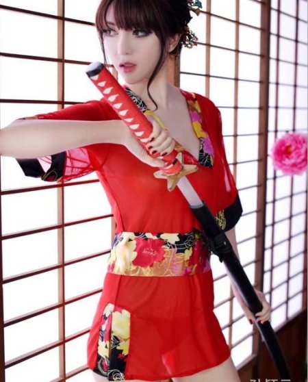 Девушка в кимоно с катаной