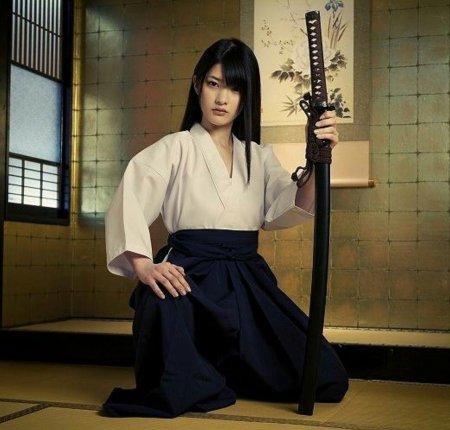 Женщина самурай нагината