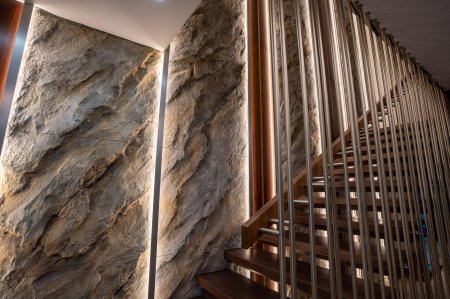 Искусственная скала в интерьере