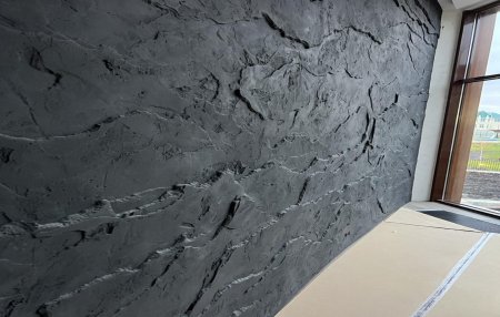 Скала на стене из штукатурки