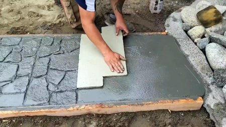 Дорожка из бетона камешки