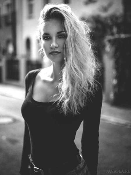 Блондинка в черном