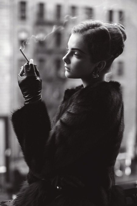Красивая девушка с сигаретой