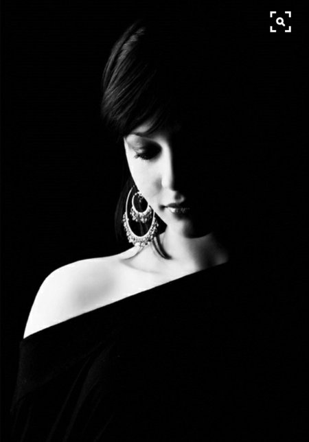 Портрет женщины черно белый