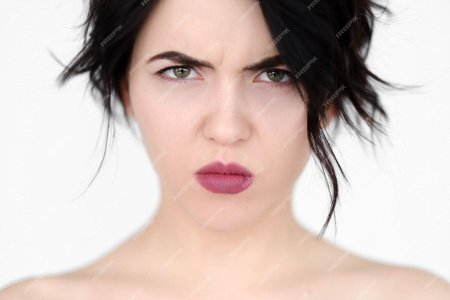 Недовольное лицо девушки