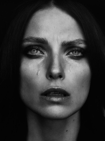 Черно белый портрет девушки