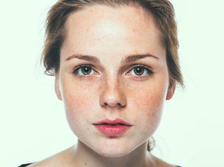 Девушка с веснушками