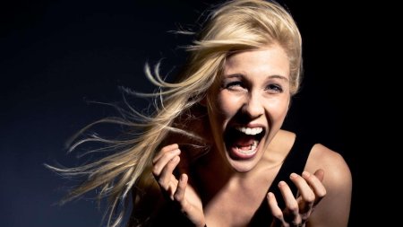Кричащая девушка