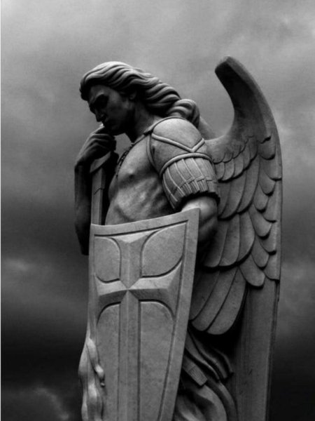 Статуя архангела михаила
