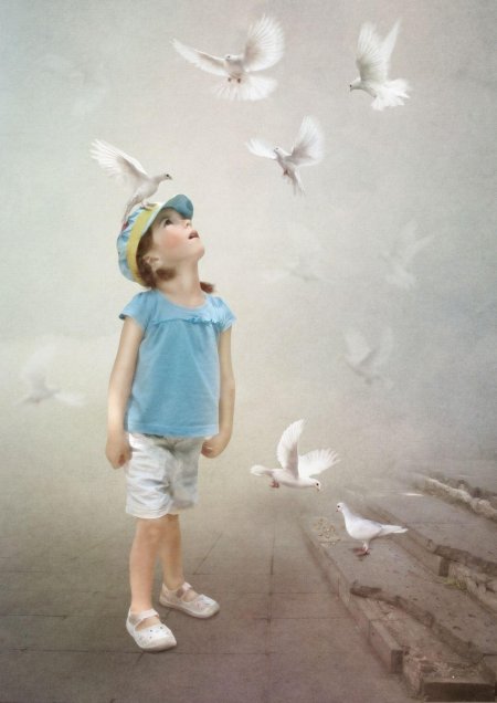 Девушки, выпускающие голубей