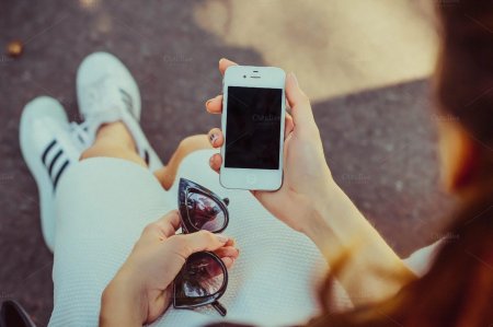 Девушка с айфоном