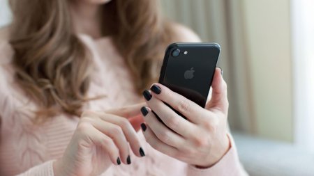 Телефон в руках