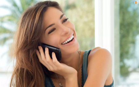 Девушка разговаривает по телефону