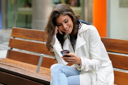 Девушка разговаривает по телефону на улице