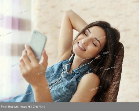 Девушки с телефоном