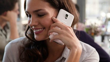 Девушка с мобильным телефоном