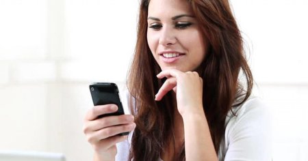 Женщина смотрит в телефон